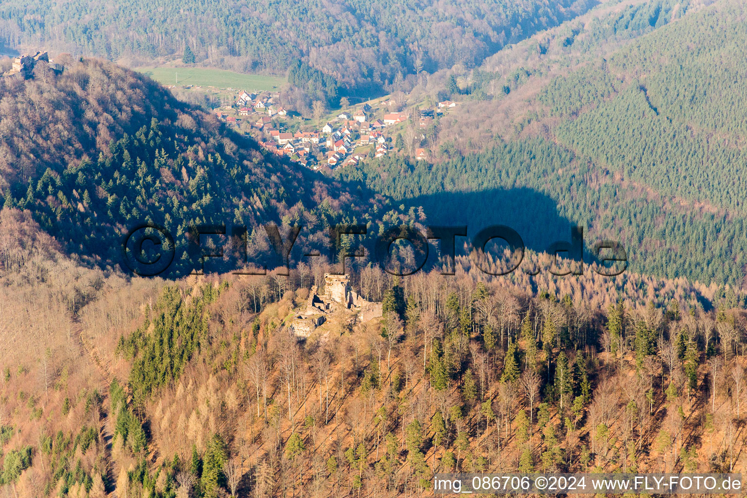 Vue aérienne de Ruines et vestiges du mur des ruines de Hohenburg à Wingen dans le département Bas Rhin, France