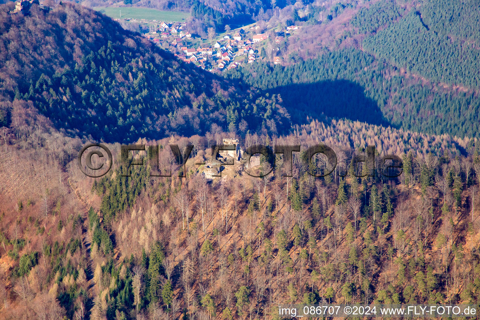 Vue aérienne de Château de Lowenstein à Wingen dans le département Bas Rhin, France