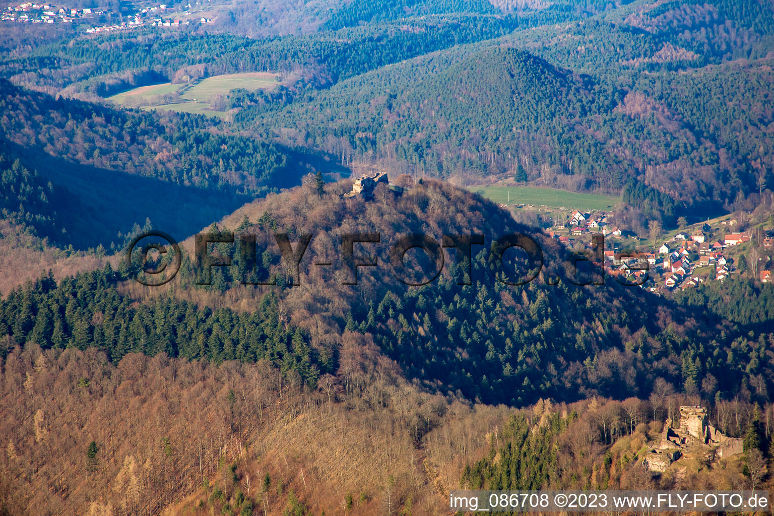 Vue aérienne de Ruines de Wegelnbourg à Schönau dans le département Rhénanie-Palatinat, Allemagne