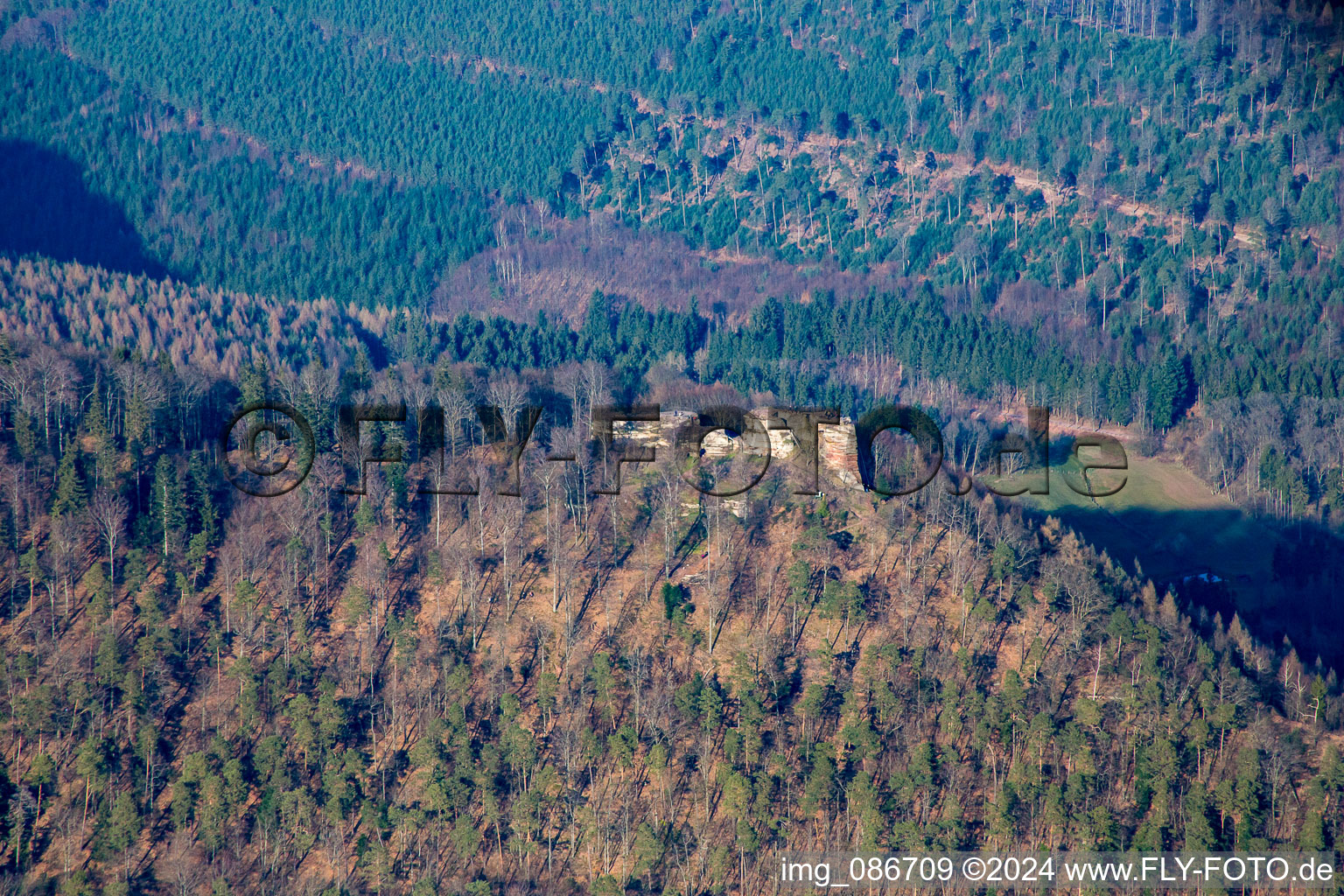 Vue aérienne de Château de Hohenbourg à Wingen dans le département Bas Rhin, France