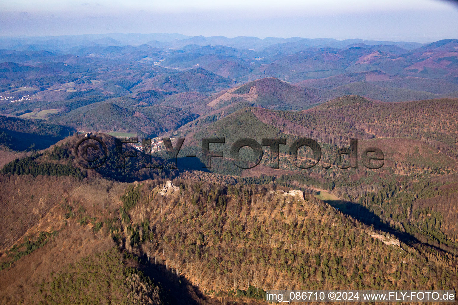 Vue aérienne de Brug ruine Löwenstein, Hohenburg et Wegelnburg depuis le sud à Wingen dans le département Bas Rhin, France