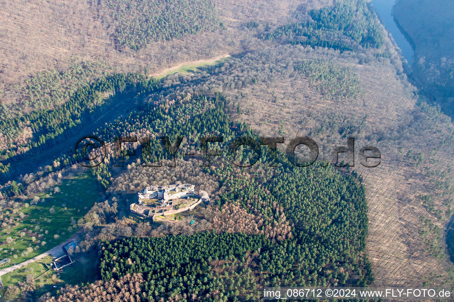 Vue aérienne de Ruines du Fleckenstein à Lembach dans le département Bas Rhin, France