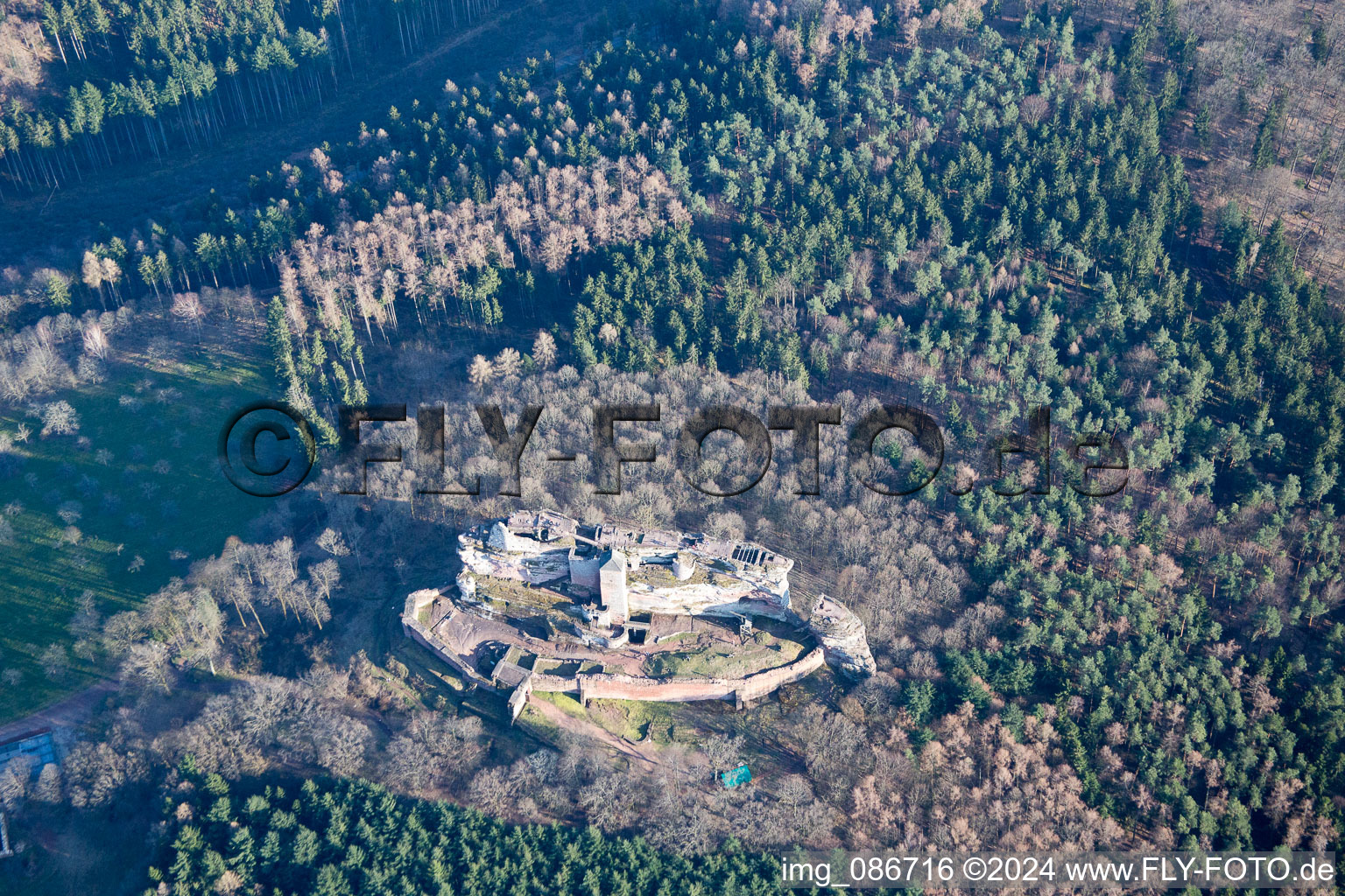 Ruines du Fleckenstein à Lembach dans le département Bas Rhin, France d'en haut