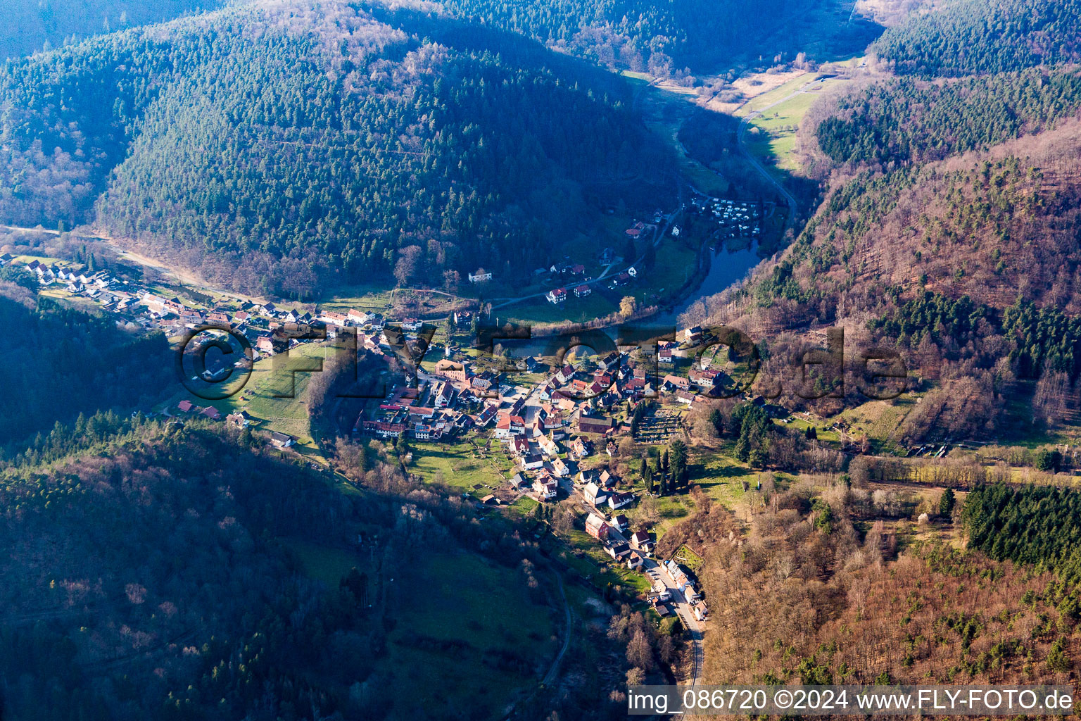 Vue aérienne de Vue sur le village à Schönau dans le département Rhénanie-Palatinat, Allemagne