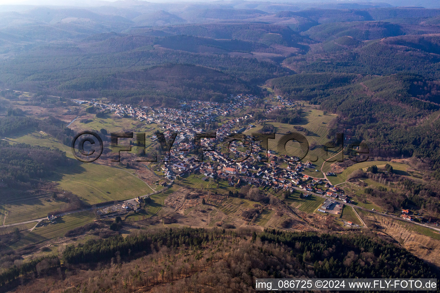 Vue aérienne de Fischbach bei Dahn dans le département Rhénanie-Palatinat, Allemagne