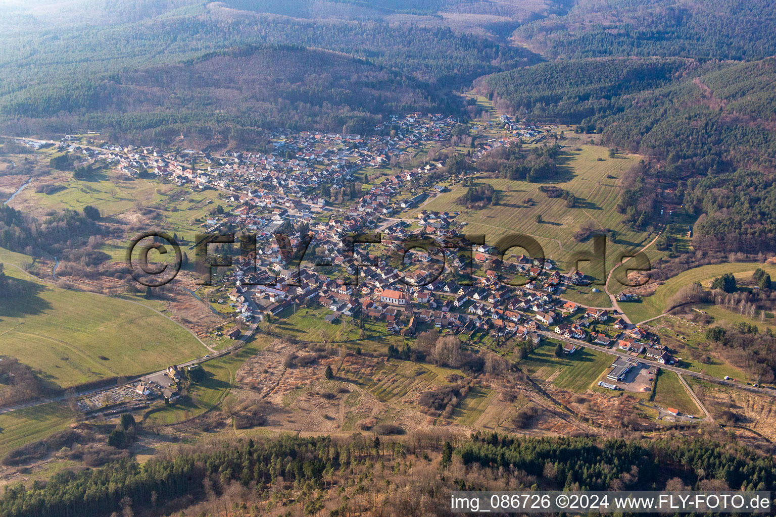 Vue aérienne de Fischbach bei Dahn dans le département Rhénanie-Palatinat, Allemagne