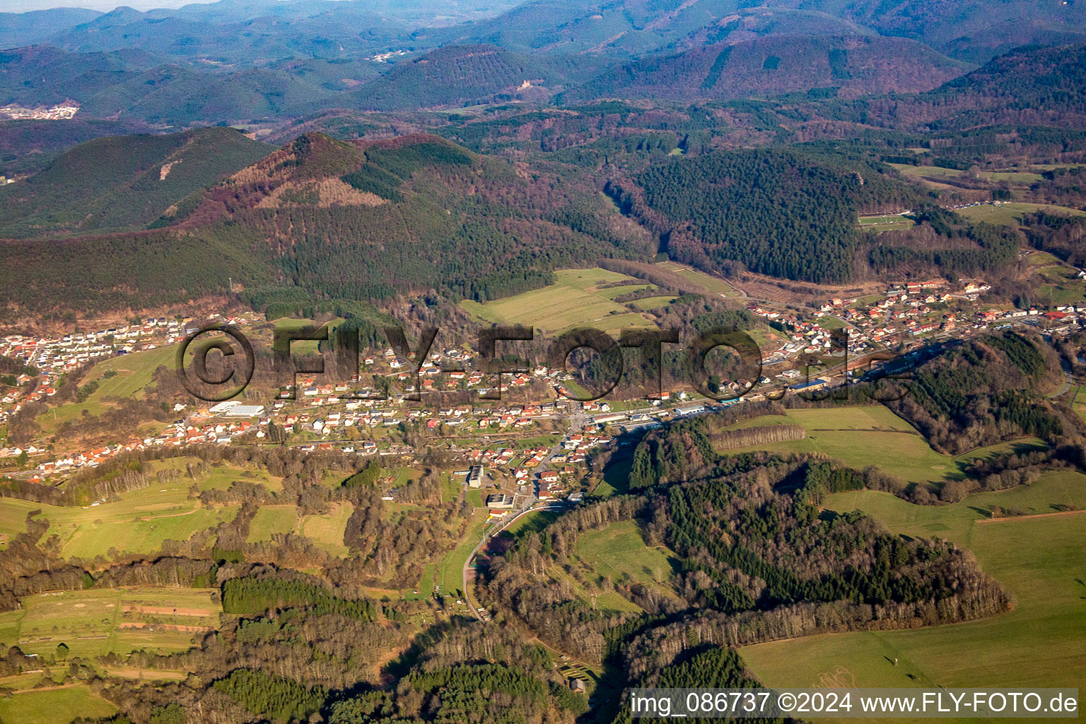 Vue aérienne de Bundenthal dans le département Rhénanie-Palatinat, Allemagne