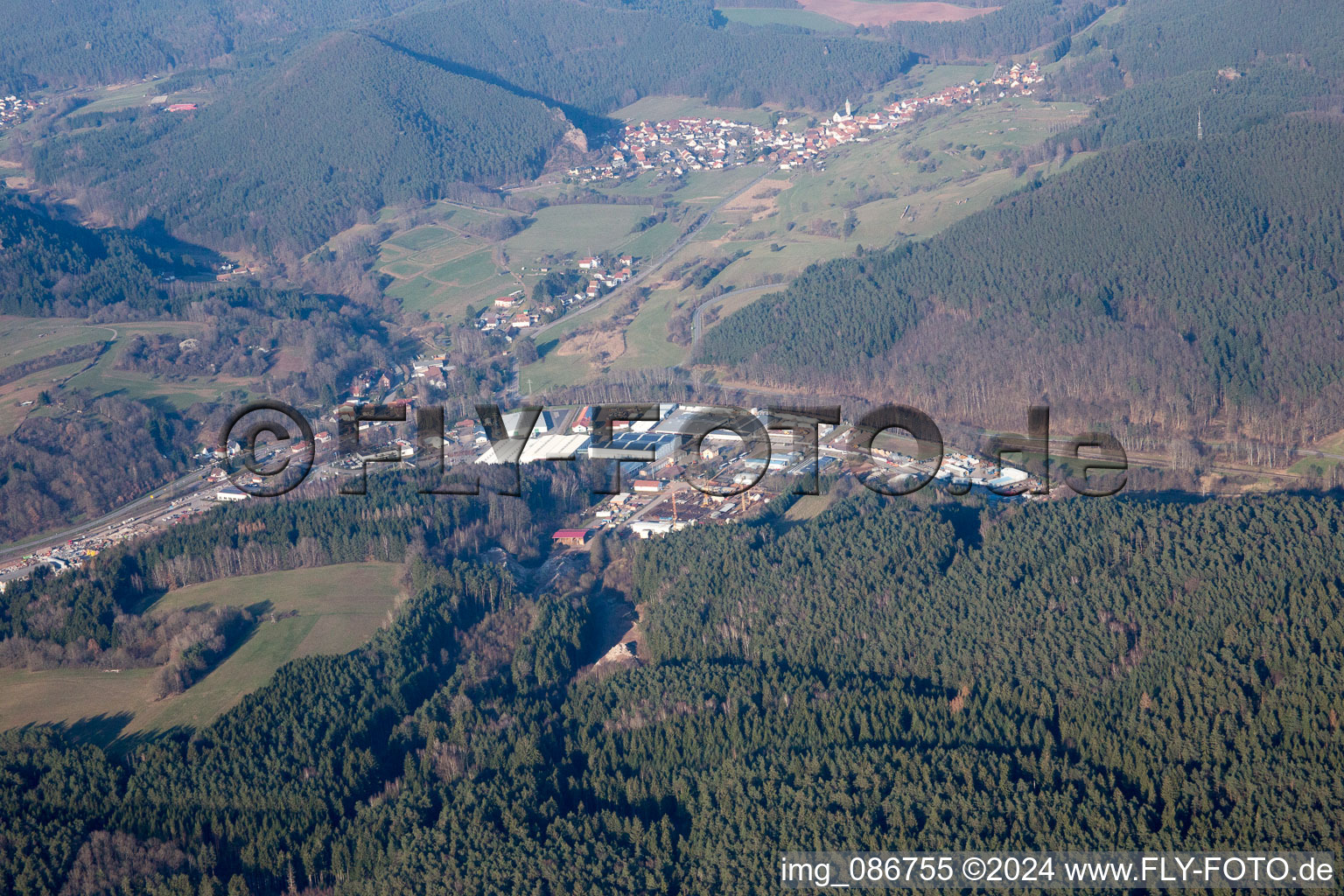 Vue aérienne de Schindhard, zone industrielle à Busenberg dans le département Rhénanie-Palatinat, Allemagne