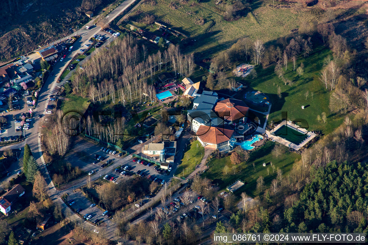 Vue aérienne de Thermes et piscines de la piscine extérieure du centre de loisirs Felsland Badeparadies dans le quartier de Büttelwoog à Dahn dans le département Rhénanie-Palatinat, Allemagne