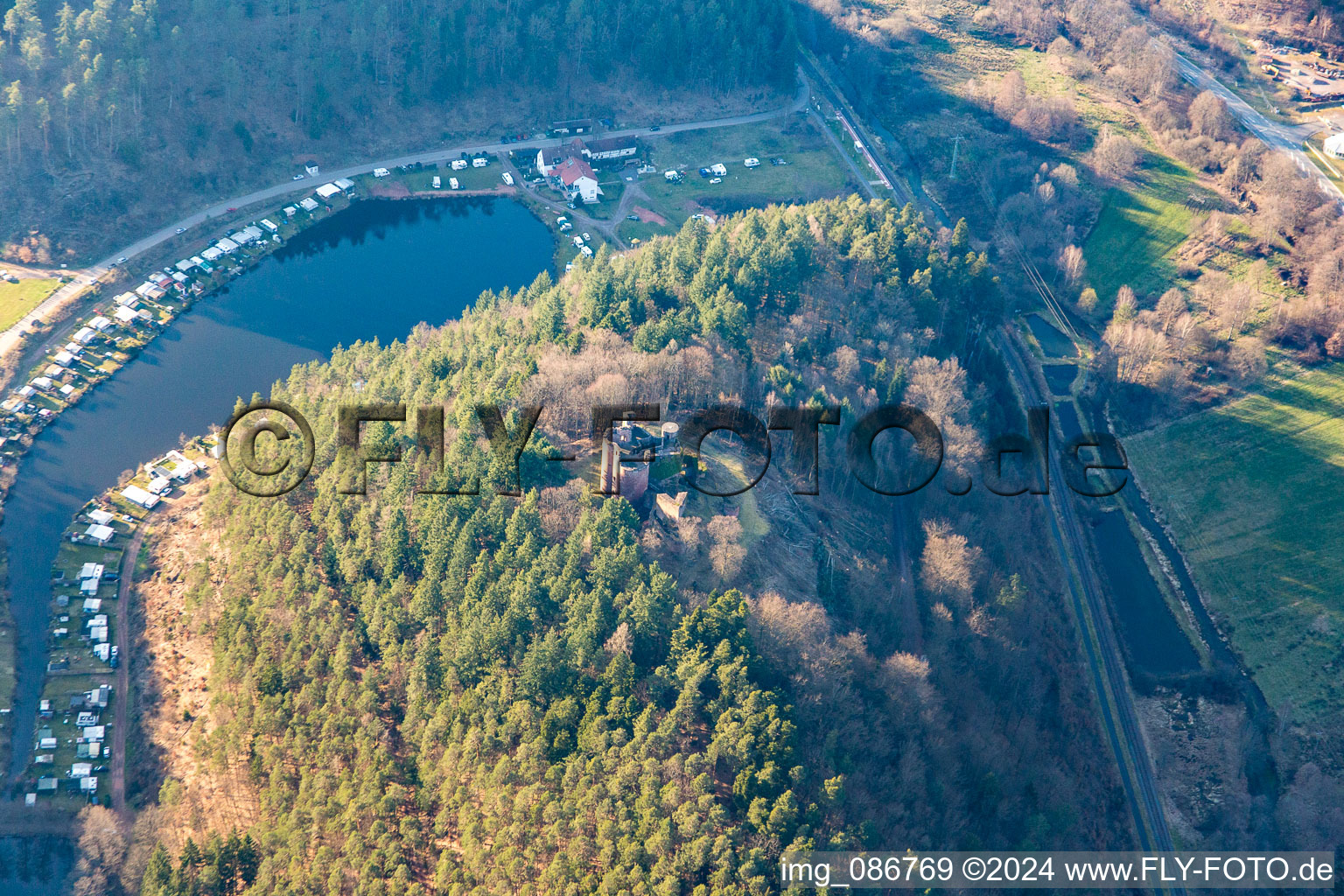 Vue aérienne de Ruines et vestiges des murs de l'ancien complexe du château et de la forteresse Ruines du château de Neudahn à Dahn dans le département Rhénanie-Palatinat, Allemagne