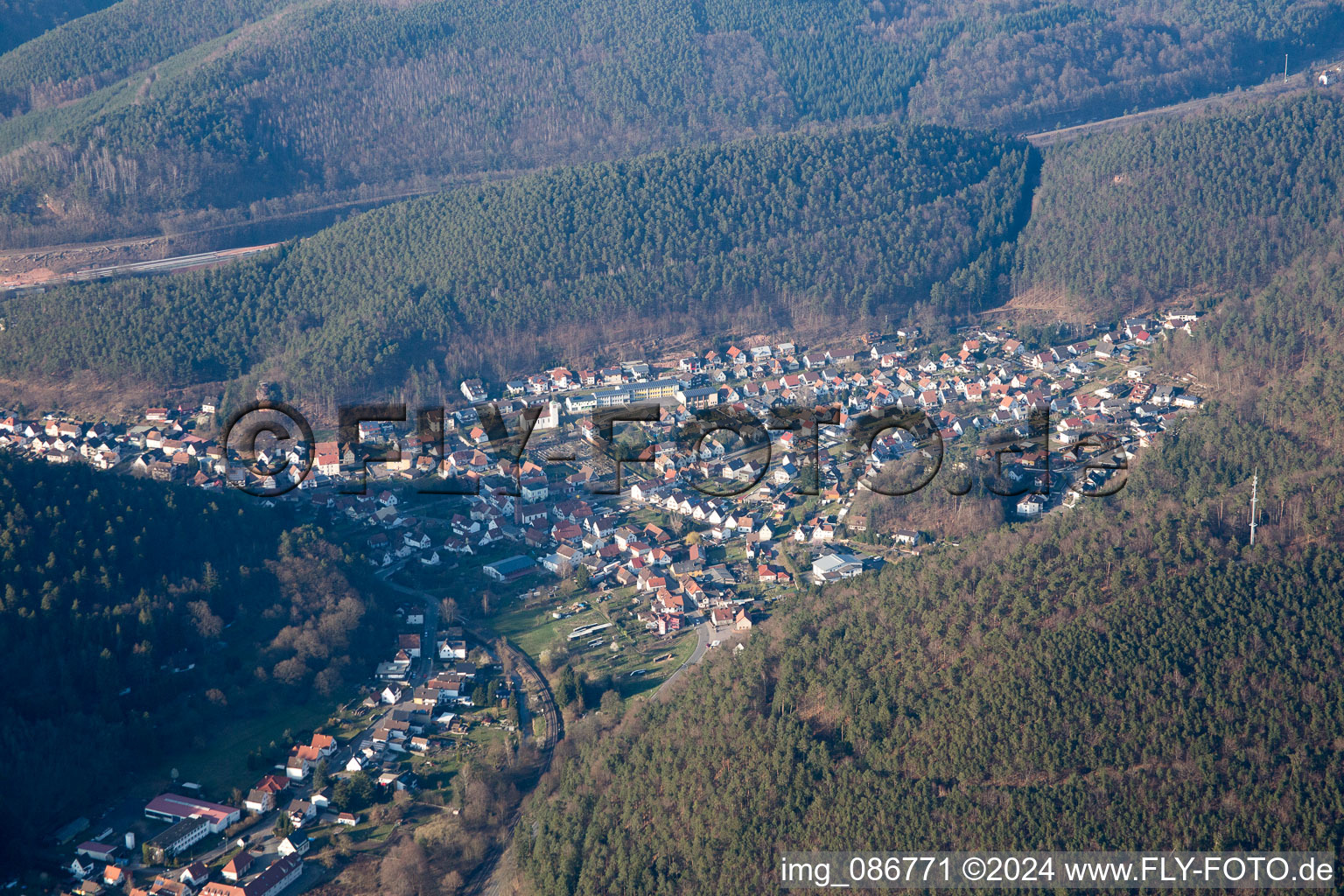 Vue aérienne de Hinterweidenthal dans le département Rhénanie-Palatinat, Allemagne