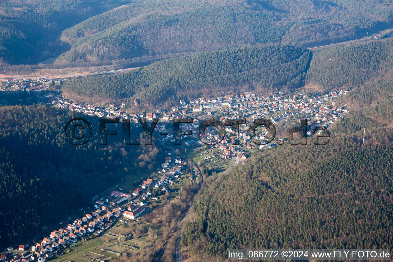 Vue aérienne de Hinterweidenthal dans le département Rhénanie-Palatinat, Allemagne