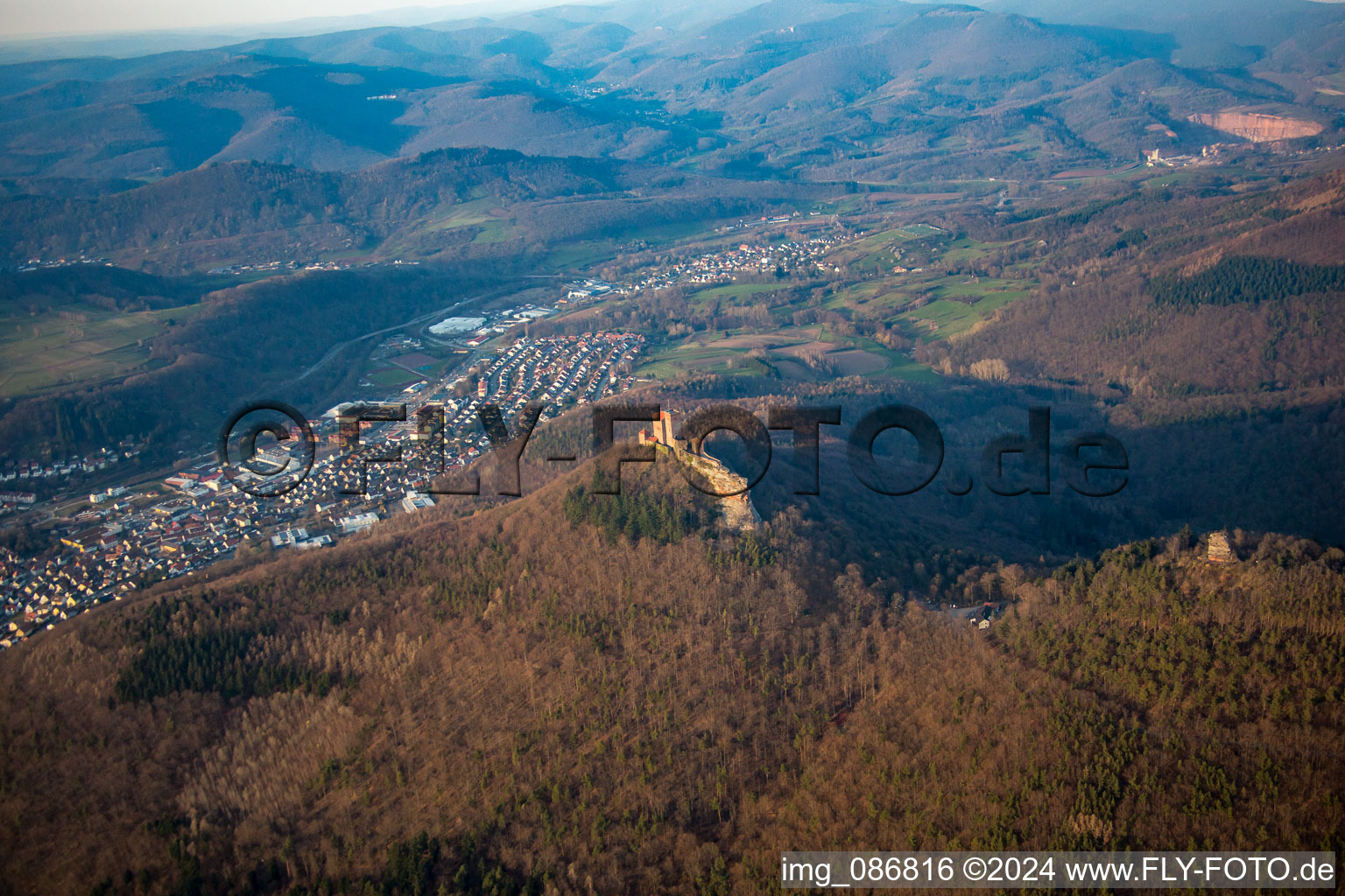 Enregistrement par drone de Château de Trifels à Annweiler am Trifels dans le département Rhénanie-Palatinat, Allemagne