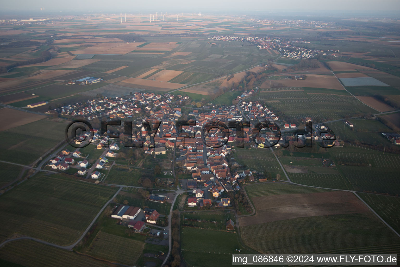 Vue aérienne de Champs agricoles et surfaces utilisables à Impflingen dans le département Rhénanie-Palatinat, Allemagne