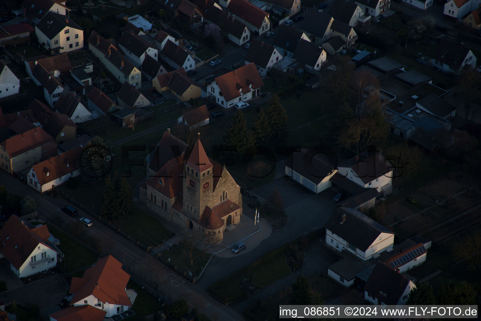 Vue aérienne de Église catholique au centre du village à Insheim dans le département Rhénanie-Palatinat, Allemagne