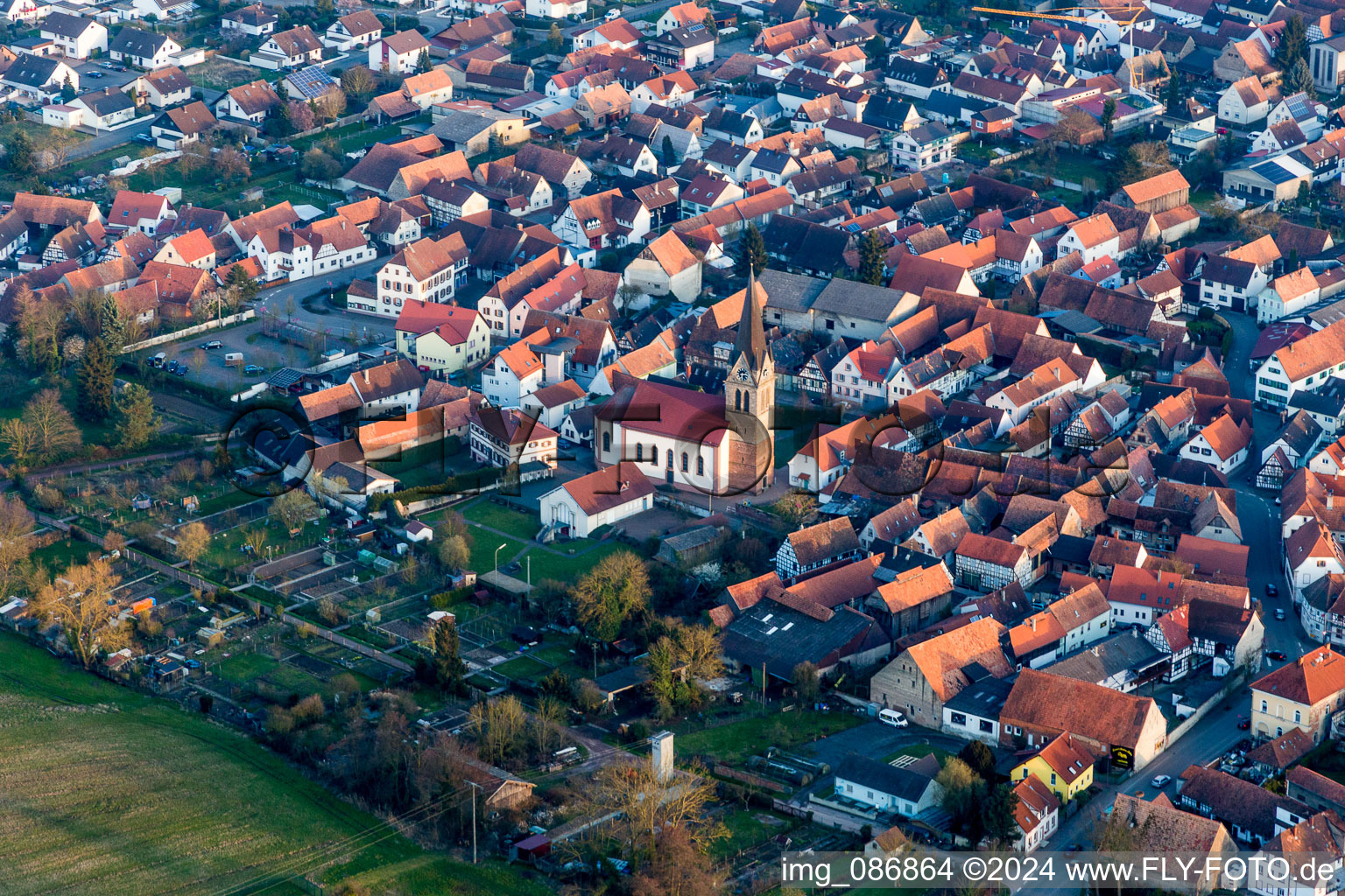 Vue aérienne de Église catholique au centre du village à Steinweiler dans le département Rhénanie-Palatinat, Allemagne