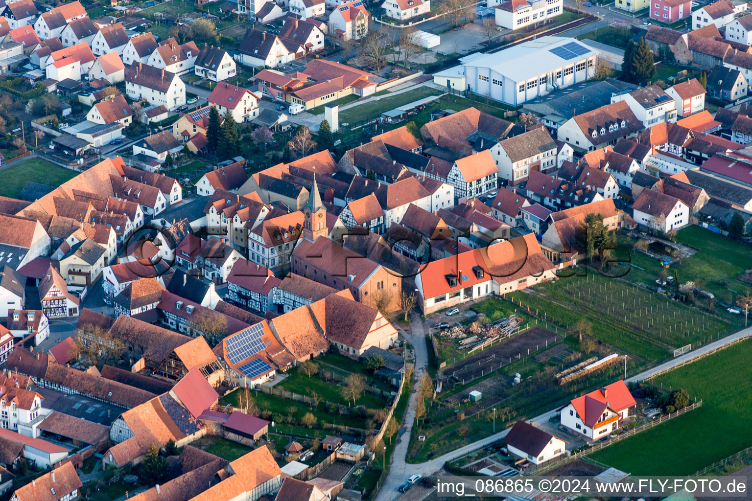 Vue aérienne de Église protestante au centre du village à Steinweiler dans le département Rhénanie-Palatinat, Allemagne