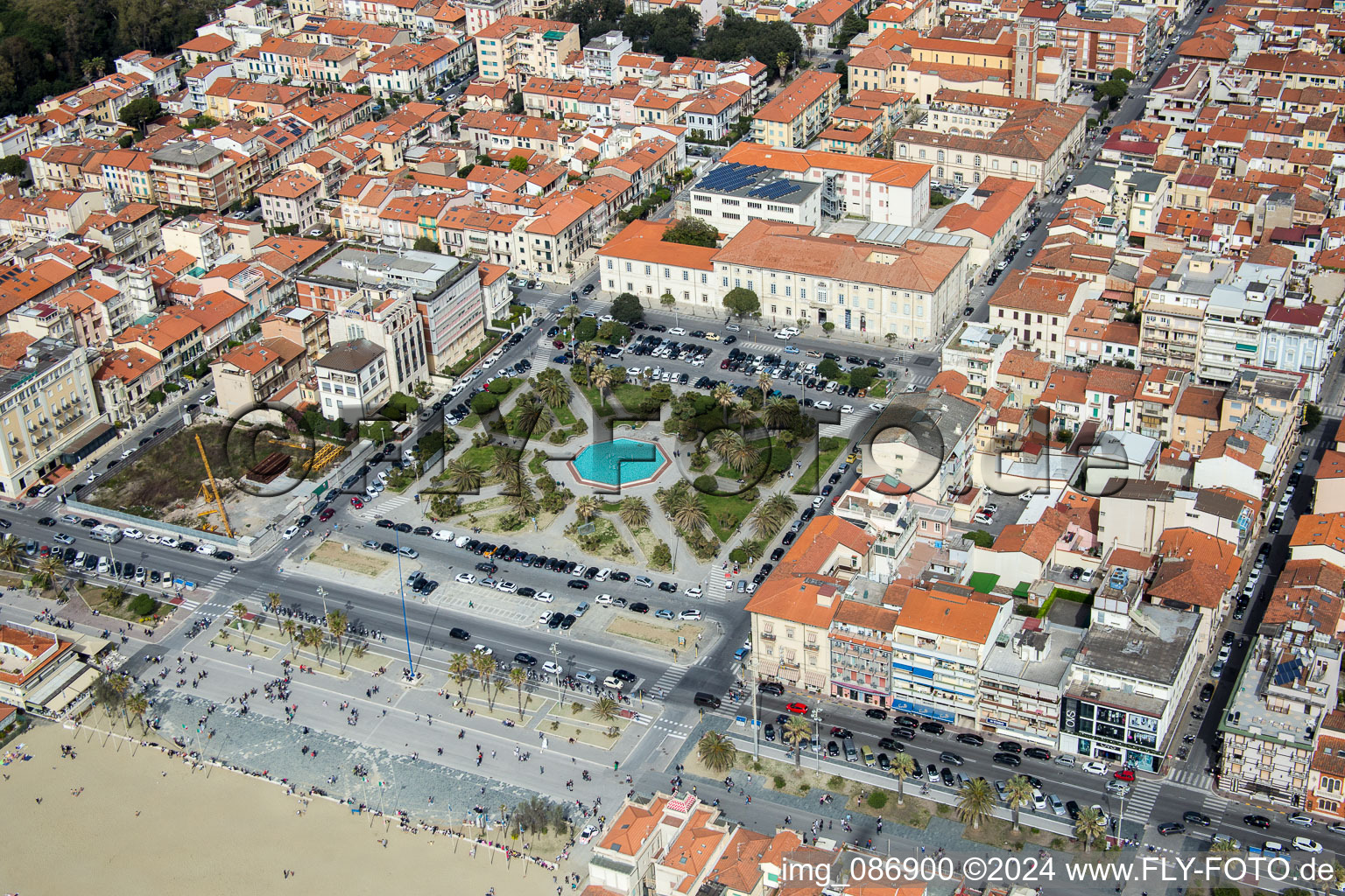 Vue aérienne de Garez-vous sur la place Piazza Giuseppe Mazzini, sur la promenade de la plage du centre-ville à Viareggio dans le département Toscane, Italie