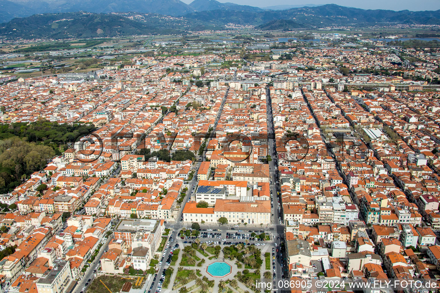 Vue aérienne de Garez-vous sur la place Piazza Giuseppe Mazzini, sur la promenade de la plage du centre-ville à Viareggio dans le département Lucca, Italie