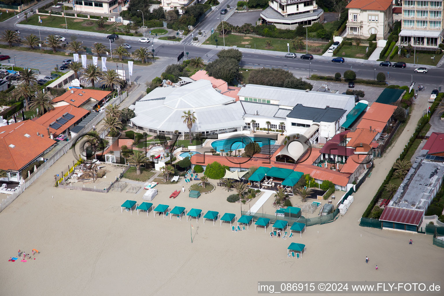 Vue aérienne de Paysage côtier sur la plage de sable de la mer Ligure à Forte dei Marmi dans le département Lucca, Italie