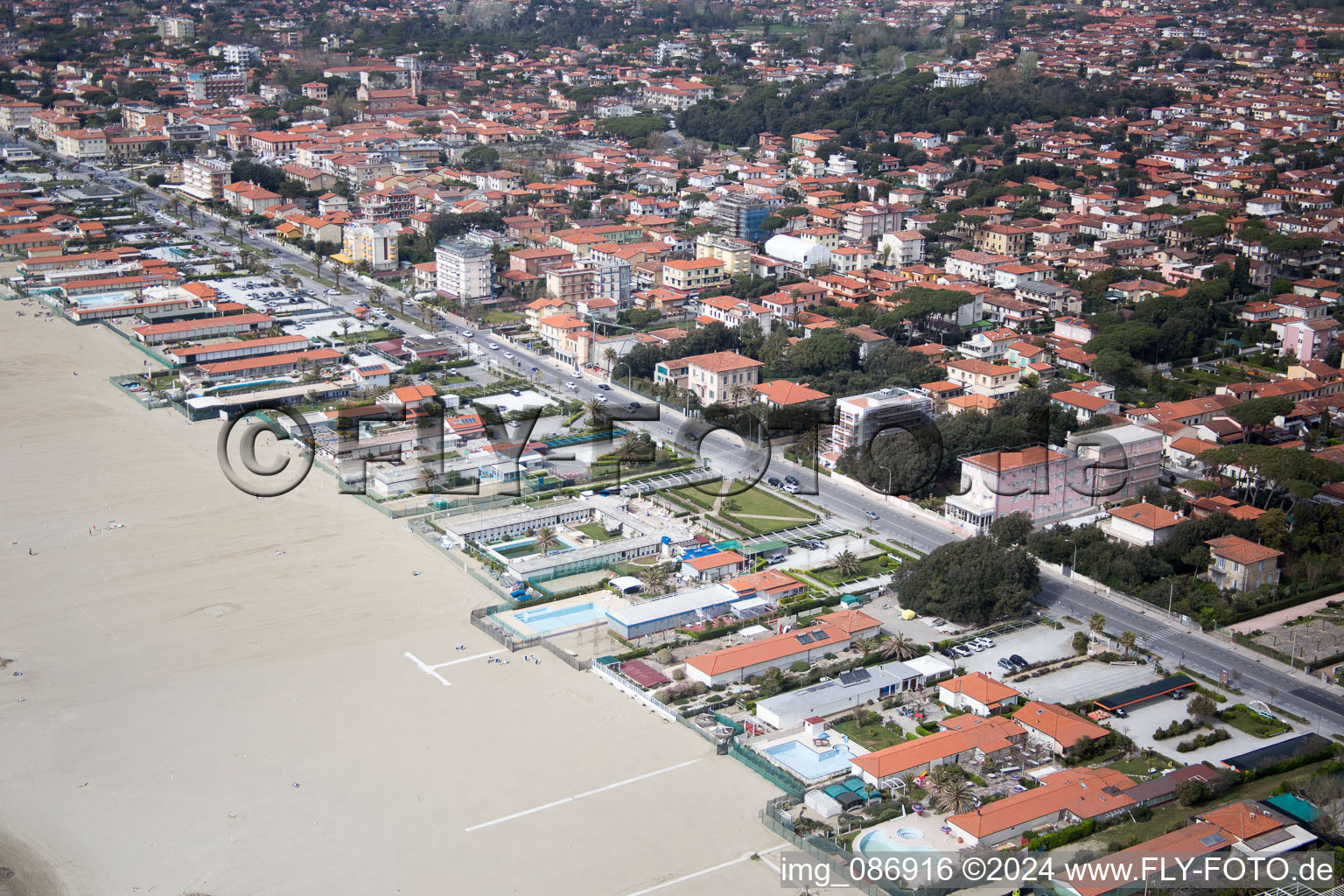 Vue aérienne de Paysage côtier sur la plage de sable de la mer Ligure à Forte dei Marmi dans le département Toscane, Italie