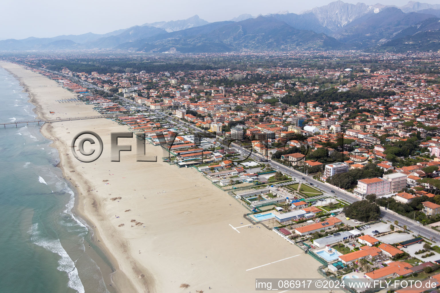 Photographie aérienne de Paysage côtier sur la plage de sable de la mer Ligure à Forte dei Marmi dans le département Lucca, Italie