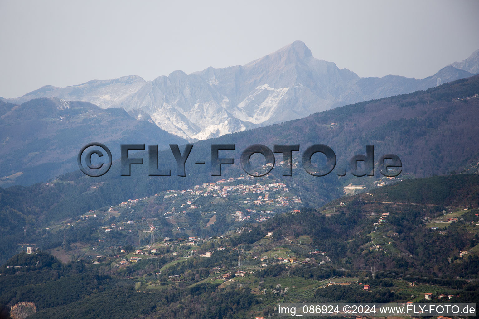 Vue aérienne de Carrare à Federigi dans le département Toscane, Italie