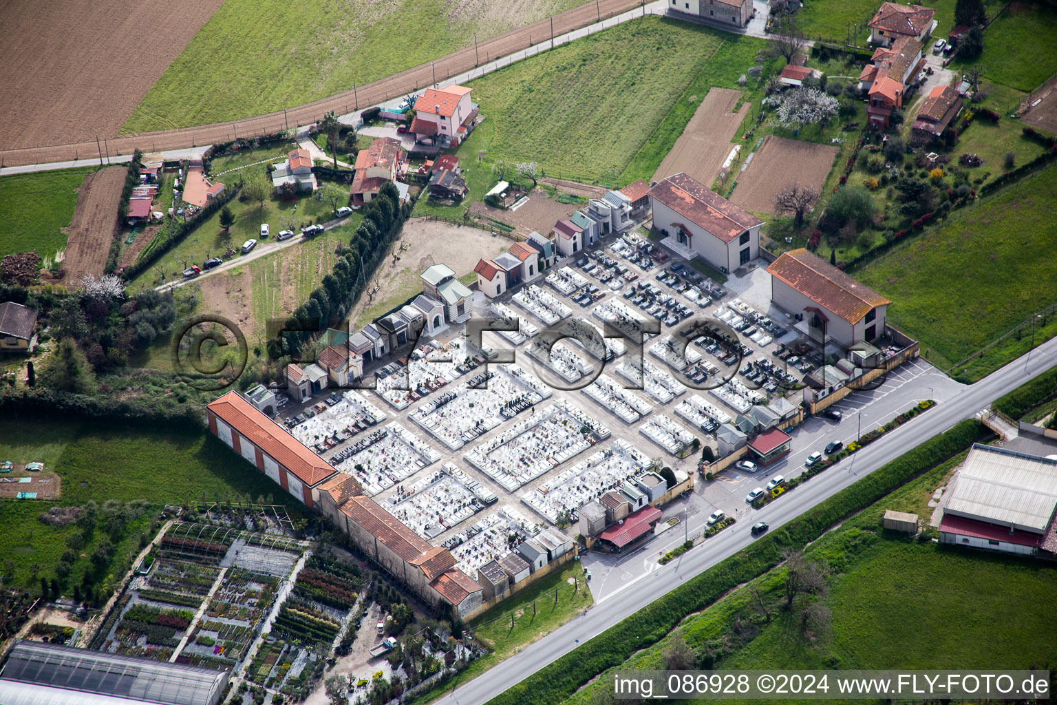 Vue aérienne de Cimetière de Strettoia à le quartier Ripa-Pozzi-Querceta-Ponterosso in Seravezza dans le département Lucca, Italie