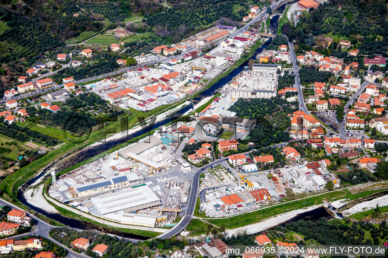 Vue aérienne de Centre de commerce et de logistique du marbre Bacci Marmi Srl à Pietrasanta dans le département Lucca, Italie