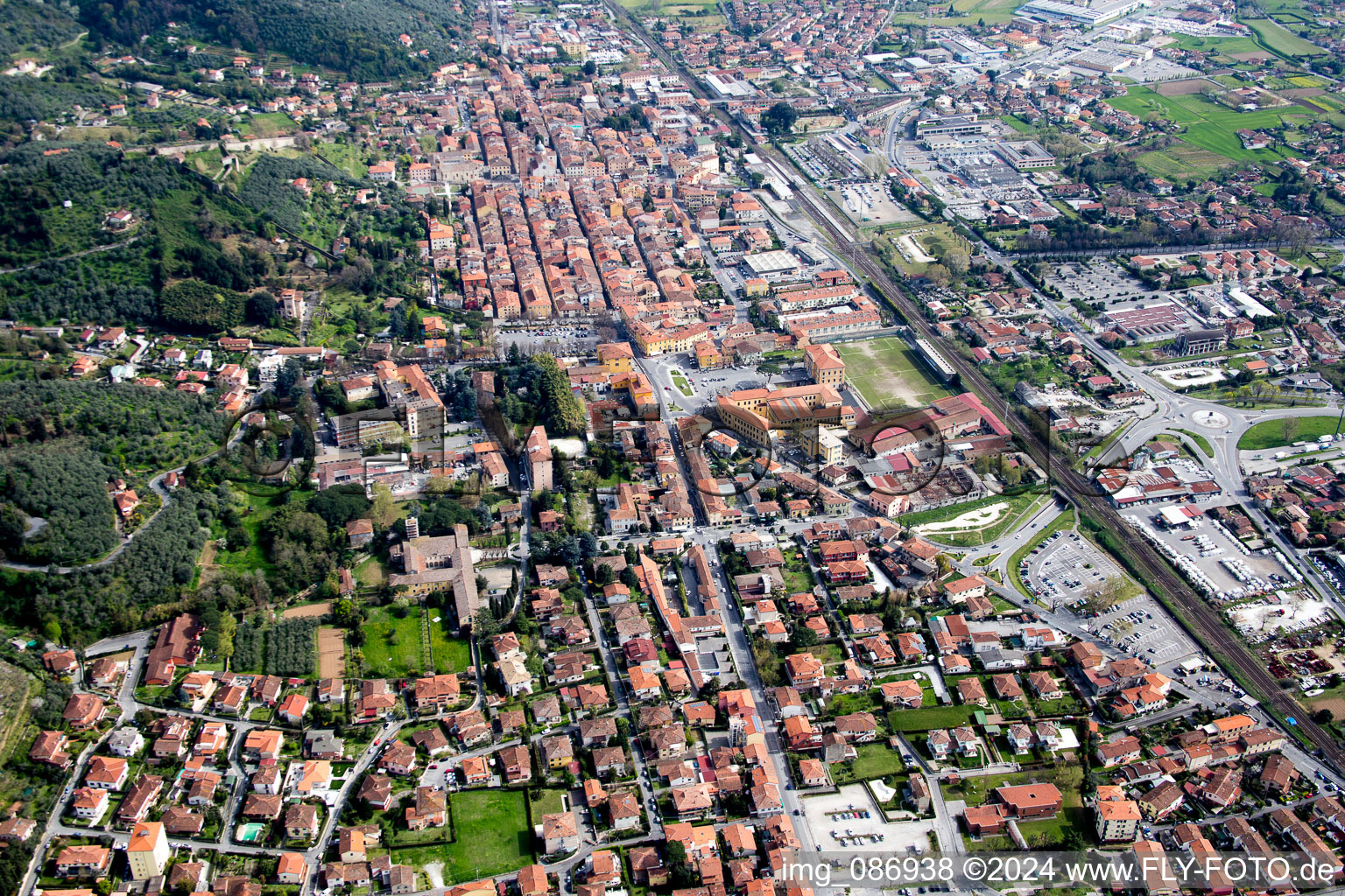 Vue aérienne de Vue sur la ville depuis le centre-ville à Pietrasanta dans le département Lucca, Italie