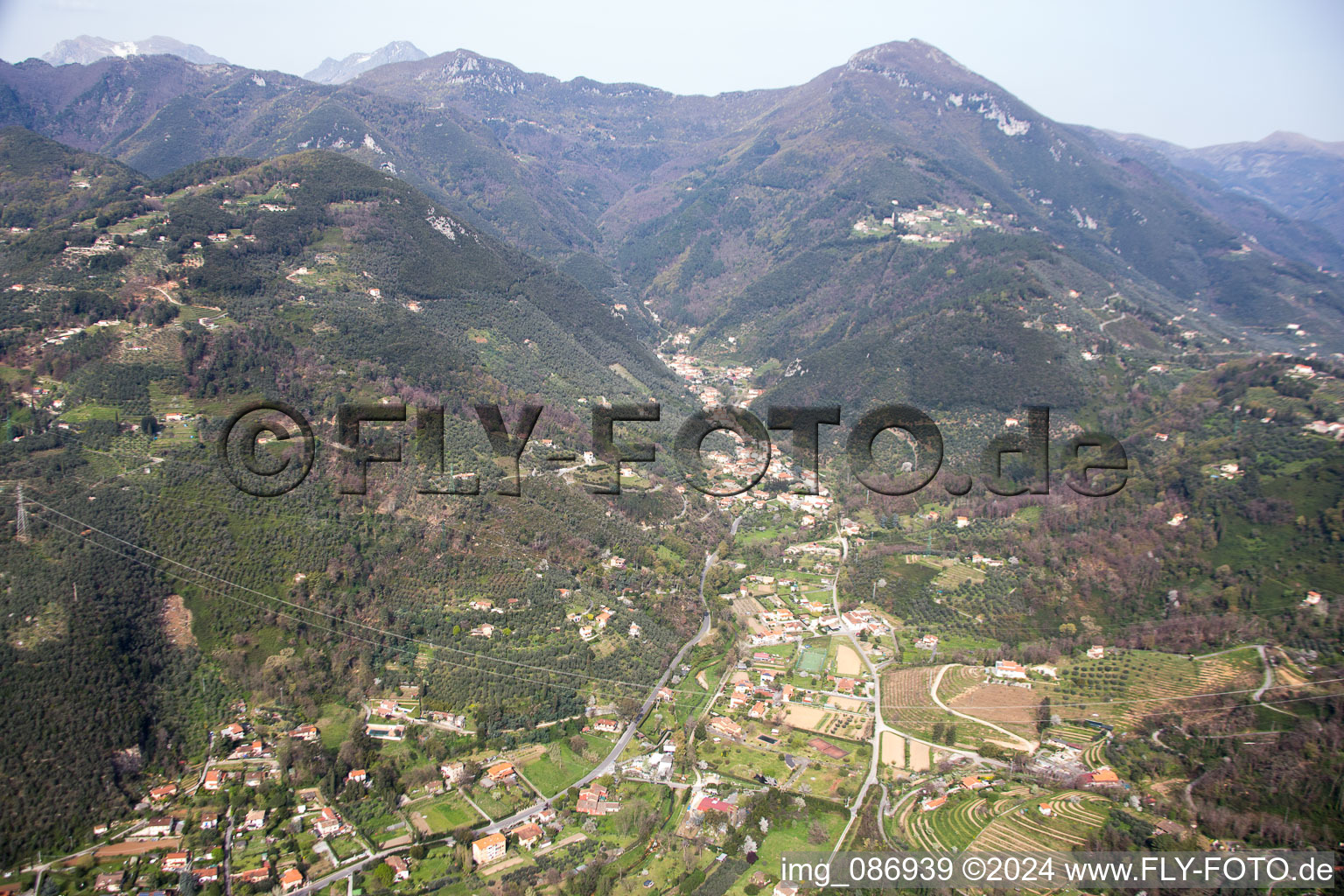 Vue aérienne de Valdicastelle à Valdicastello dans le département Toscane, Italie