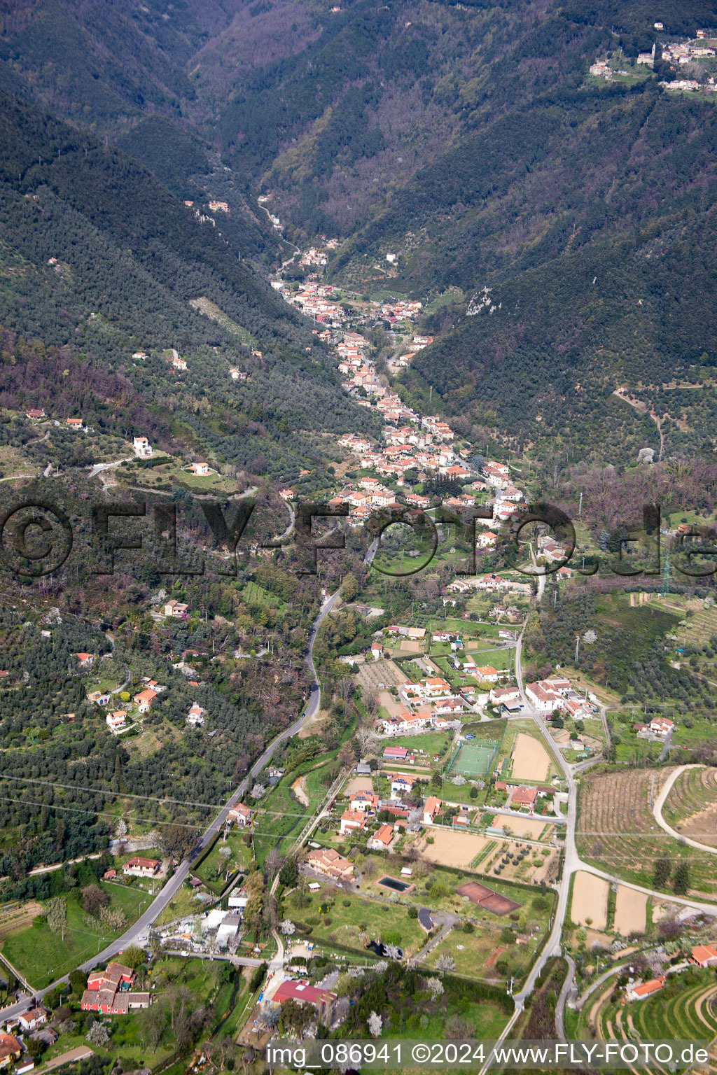 Vue aérienne de Valdicastello dans le département Toscane, Italie