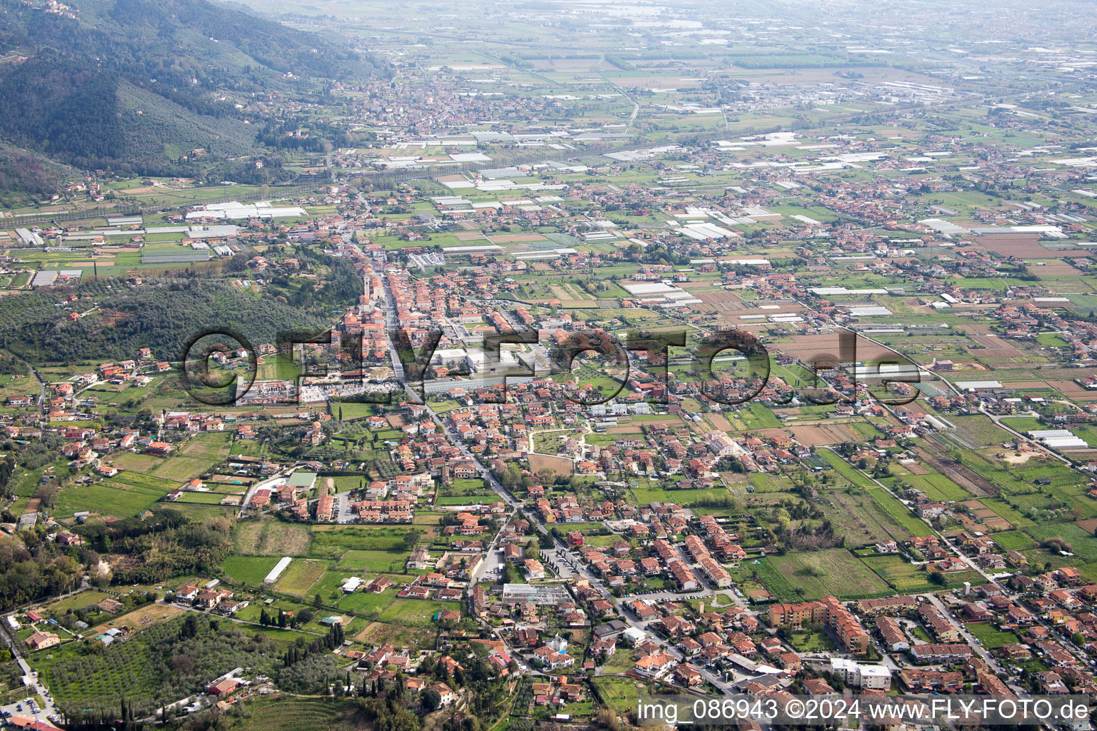 Vue aérienne de Capezzano Pianore dans le département Toscane, Italie