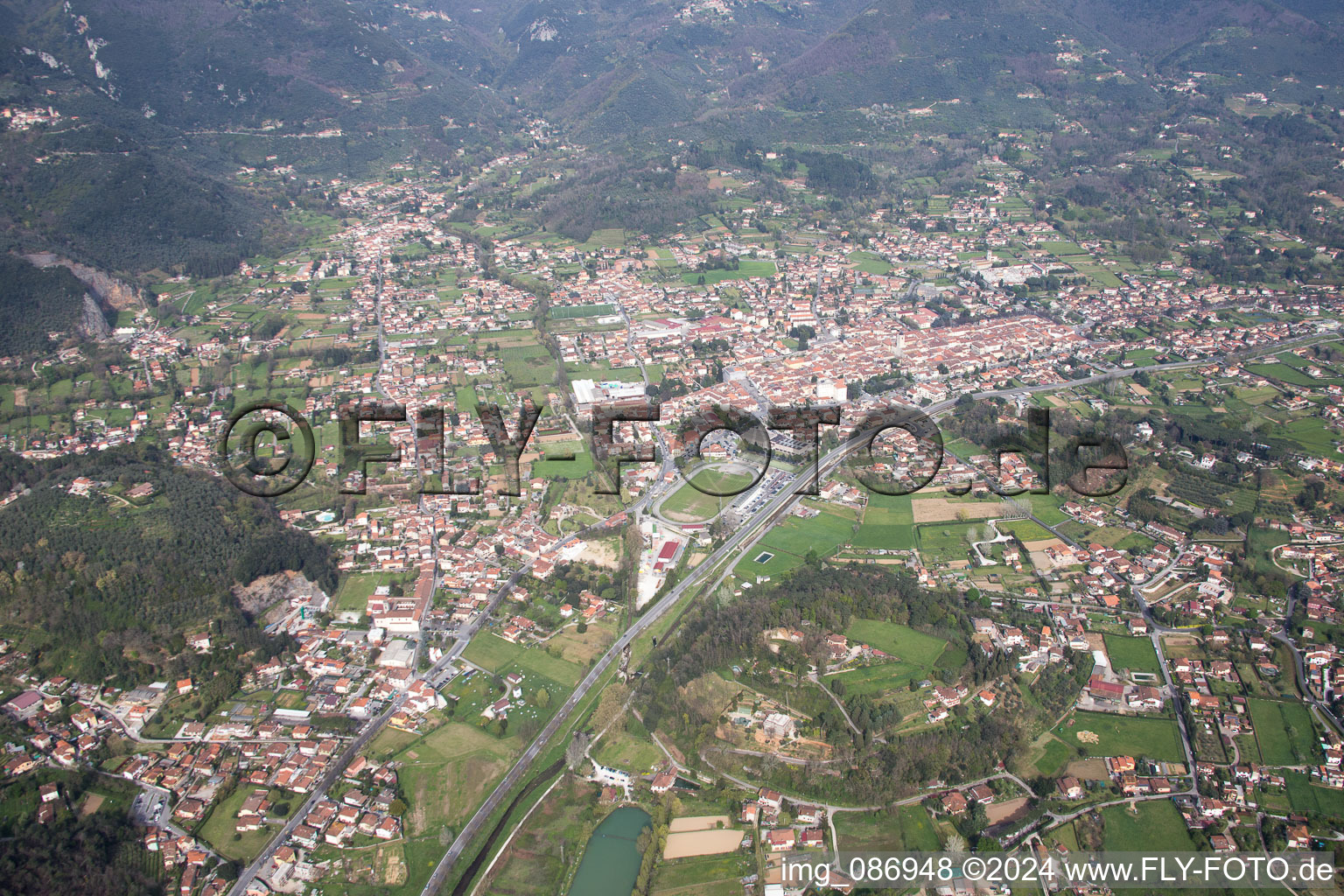 Vue aérienne de Camaiore dans le département Toscane, Italie