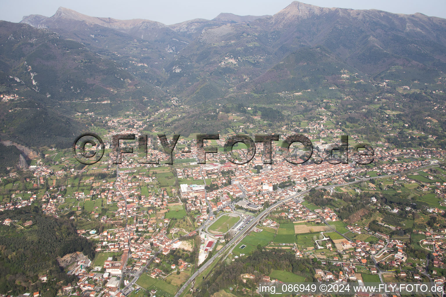 Vue aérienne de Camaiore dans le département Toscane, Italie