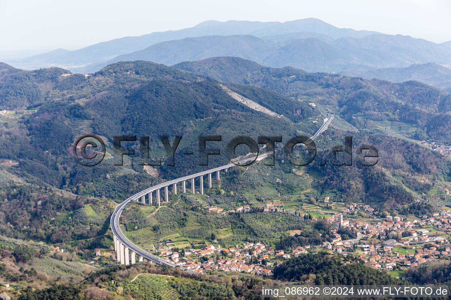 Vue aérienne de Tracé et voies le long du pont de l'autoroute A11 à Massarosa dans le département Lucca, Italie