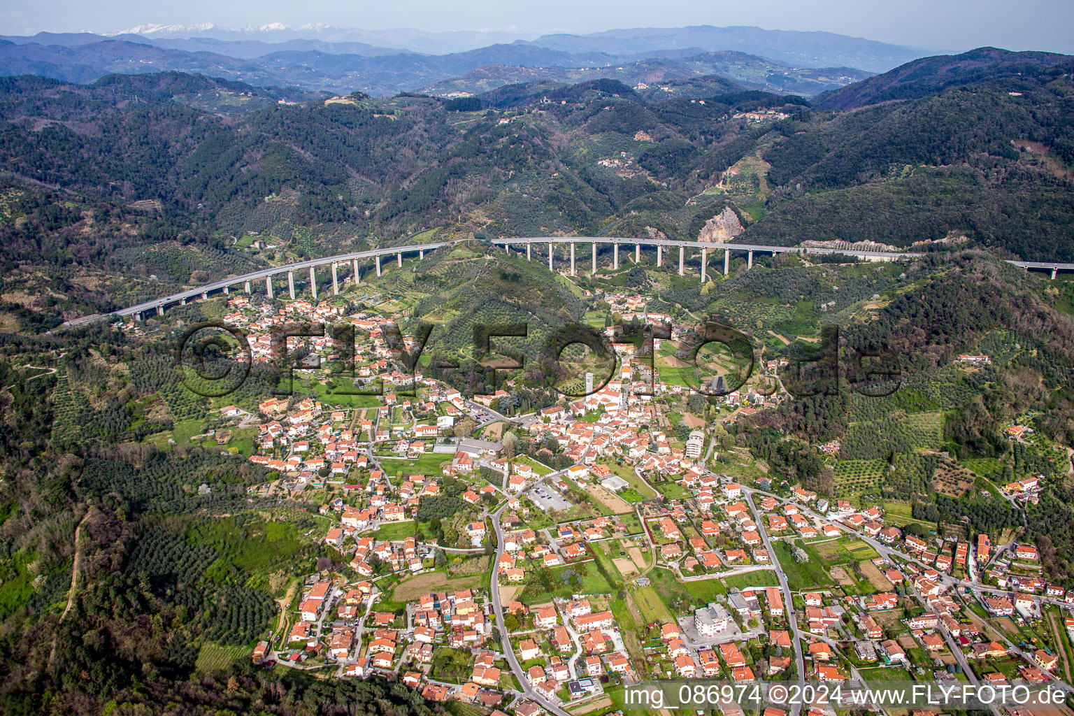Vue aérienne de Périphéries et zones résidentielles périphériques à Massarosa dans le département Toscane, Italie