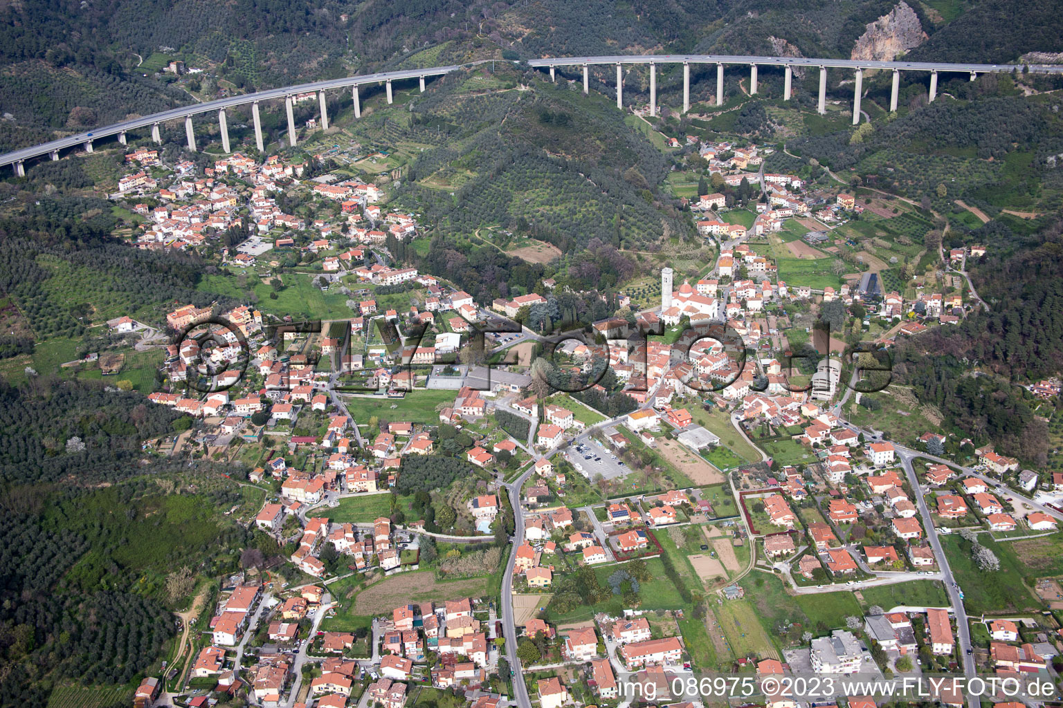 Massarosa dans le département Toscane, Italie vue du ciel