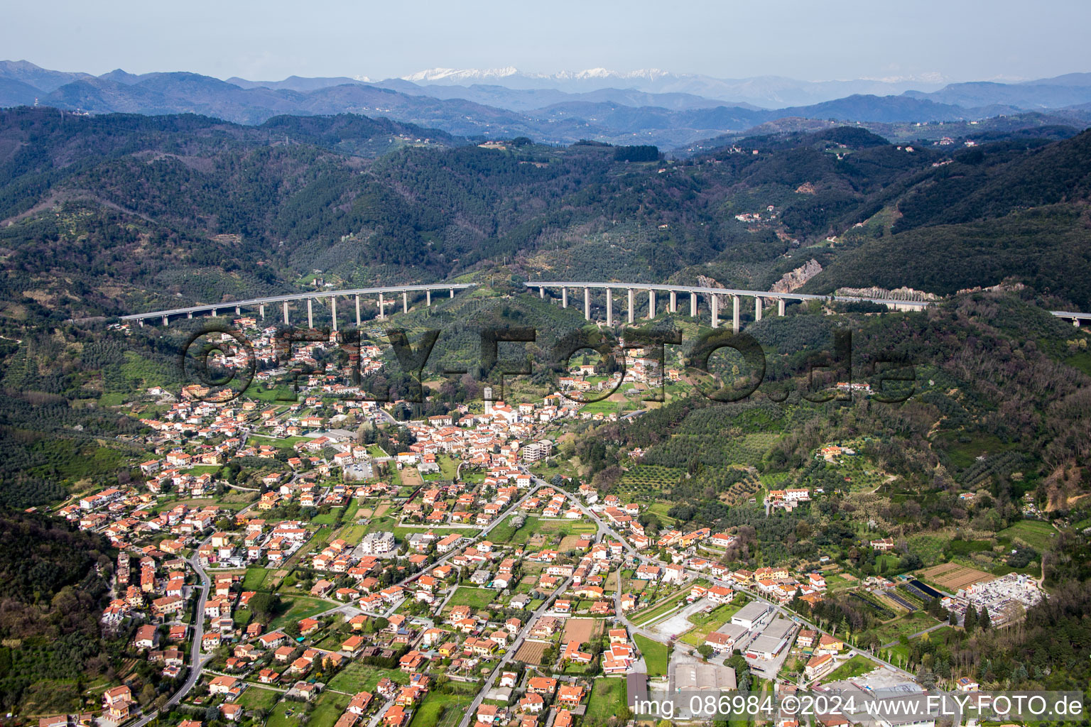 Vue aérienne de Périphéries et zones résidentielles périphériques à Massarosa dans le département Lucca, Italie