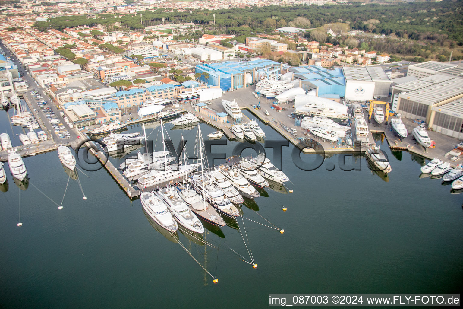 Vue aérienne de Zone de chantier naval au bord de la mer Ligure à Viareggio dans le département Lucca, Italie