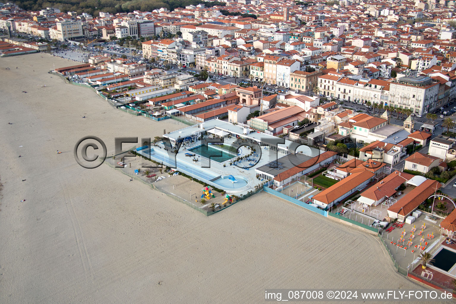 Viareggio dans le département Lucca, Italie vue du ciel