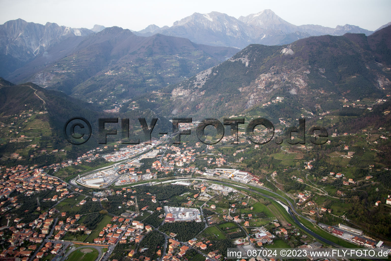 Vue aérienne de Ripa à Ripa-Pozzi-Querceta-Ponterosso dans le département Toscane, Italie