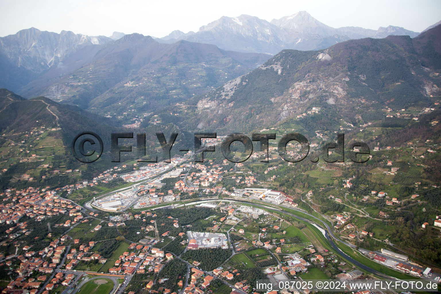 Vue aérienne de Ripa à Ripa-Pozzi-Querceta-Ponterosso dans le département Toscane, Italie