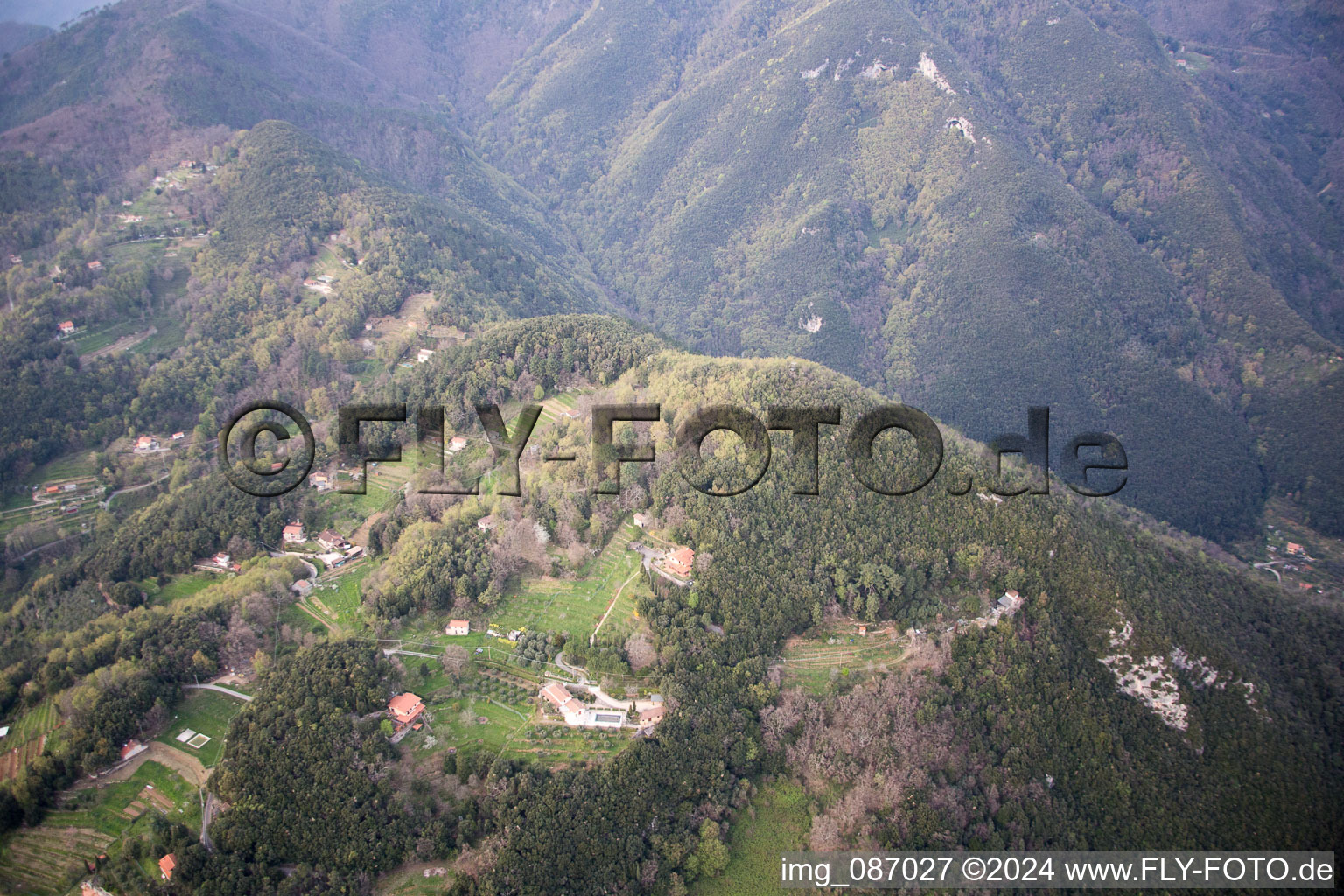 Photographie aérienne de Valdicastello dans le département Toscane, Italie