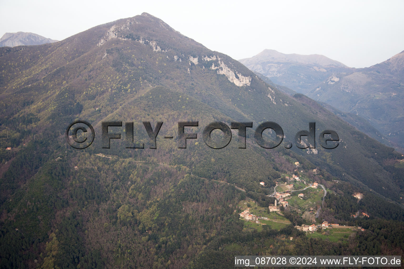 Vue oblique de Valdicastello dans le département Toscane, Italie