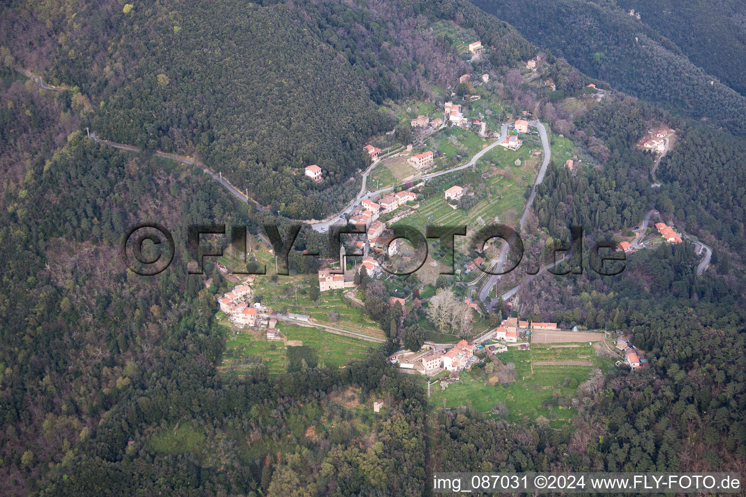 Valdicastello dans le département Toscane, Italie vue d'en haut