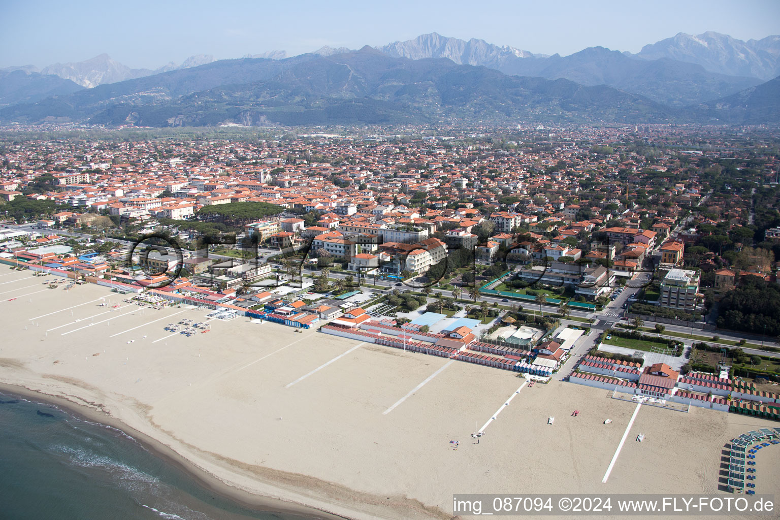 Vue aérienne de Forte dei Marmi dans le département Lucca, Italie