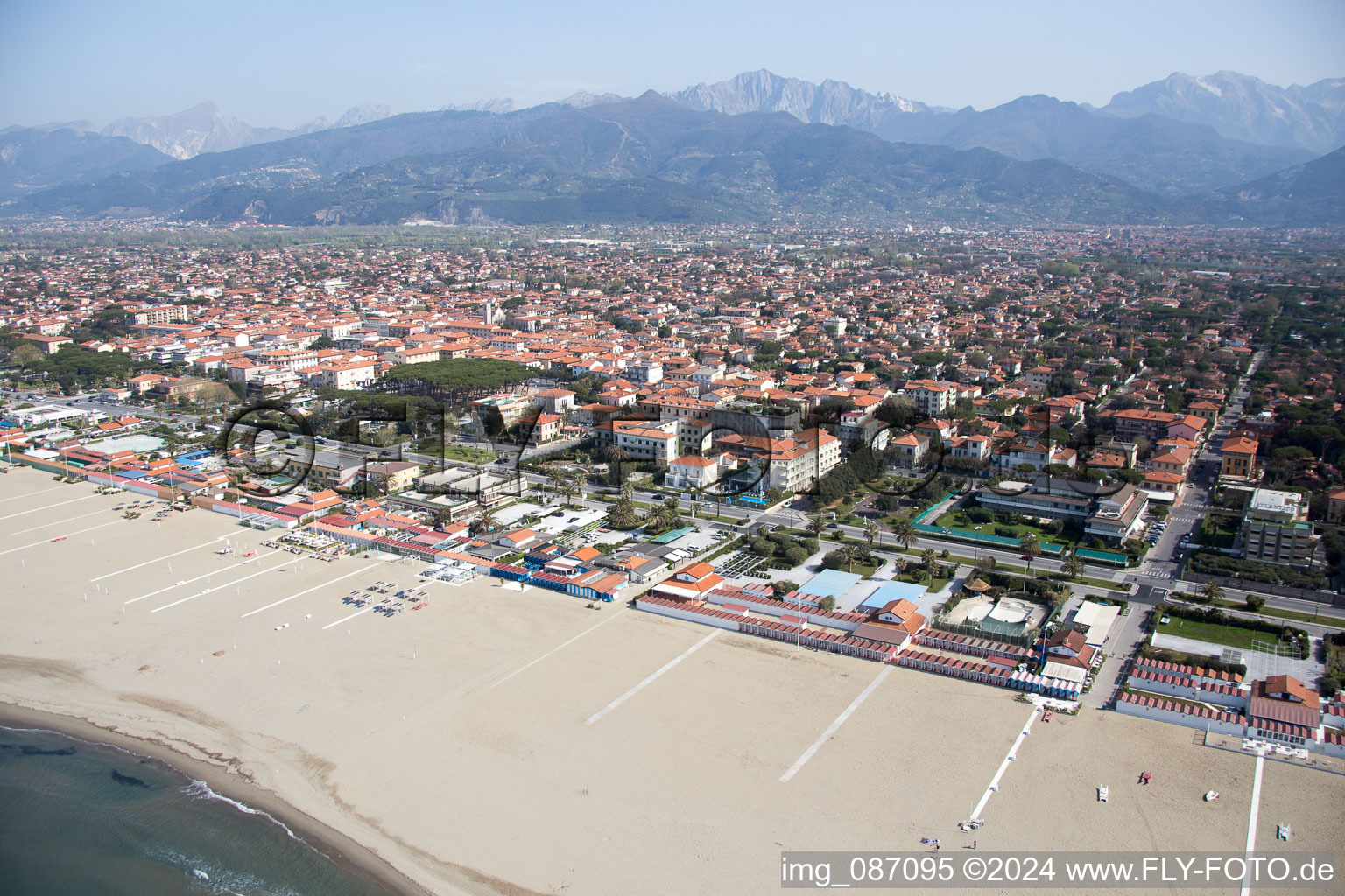 Vue aérienne de Vue de la ville sur la côte de la mer Ligure à Forte dei Marmi dans le département Lucca, Italie