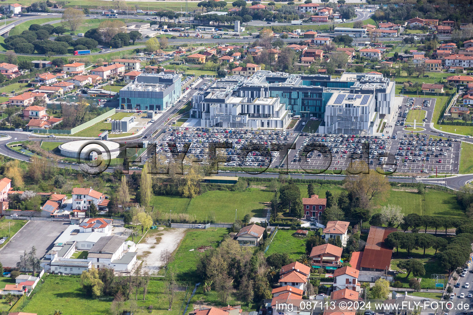 Vue aérienne de Terrain clinique de l'hôpital Nuova Ospedale Apuano à Massa dans le département Massa-Carrara, Italie