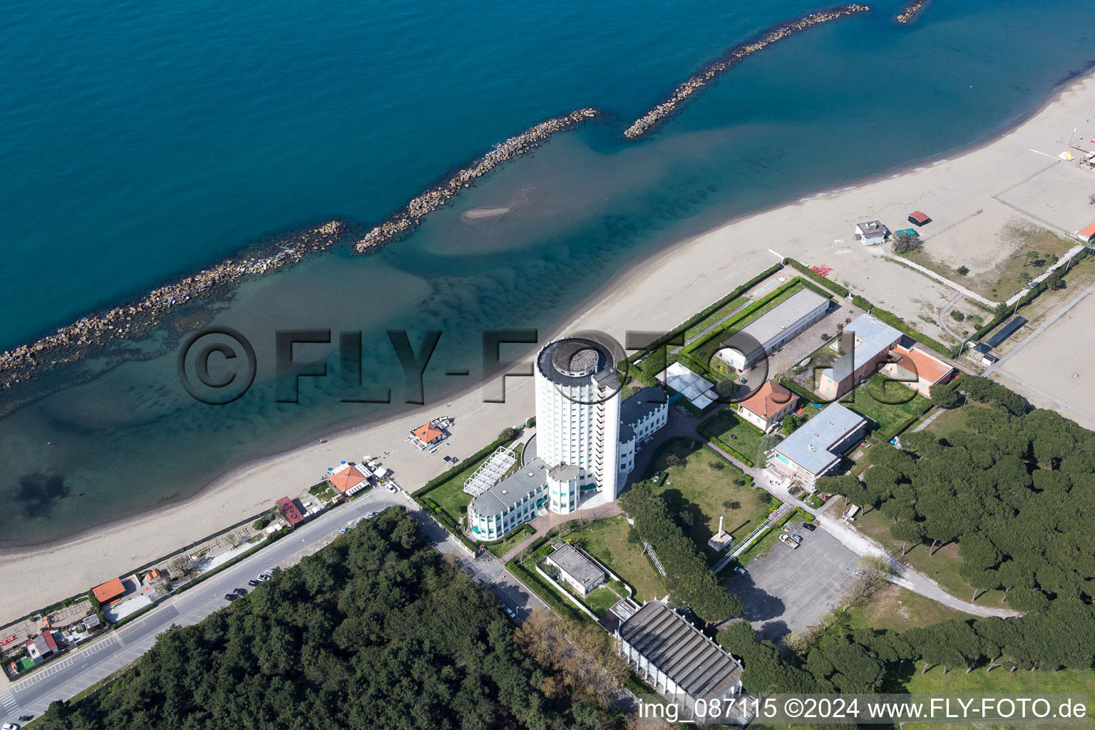 Vue aérienne de Complexe hôtelier de grande hauteur Colonia marina Edoardo Agnelli à Villaggio Torre Marina sur la plage de sable de la mer Ligure à Massa dans le département Massa-Carrara, Italie